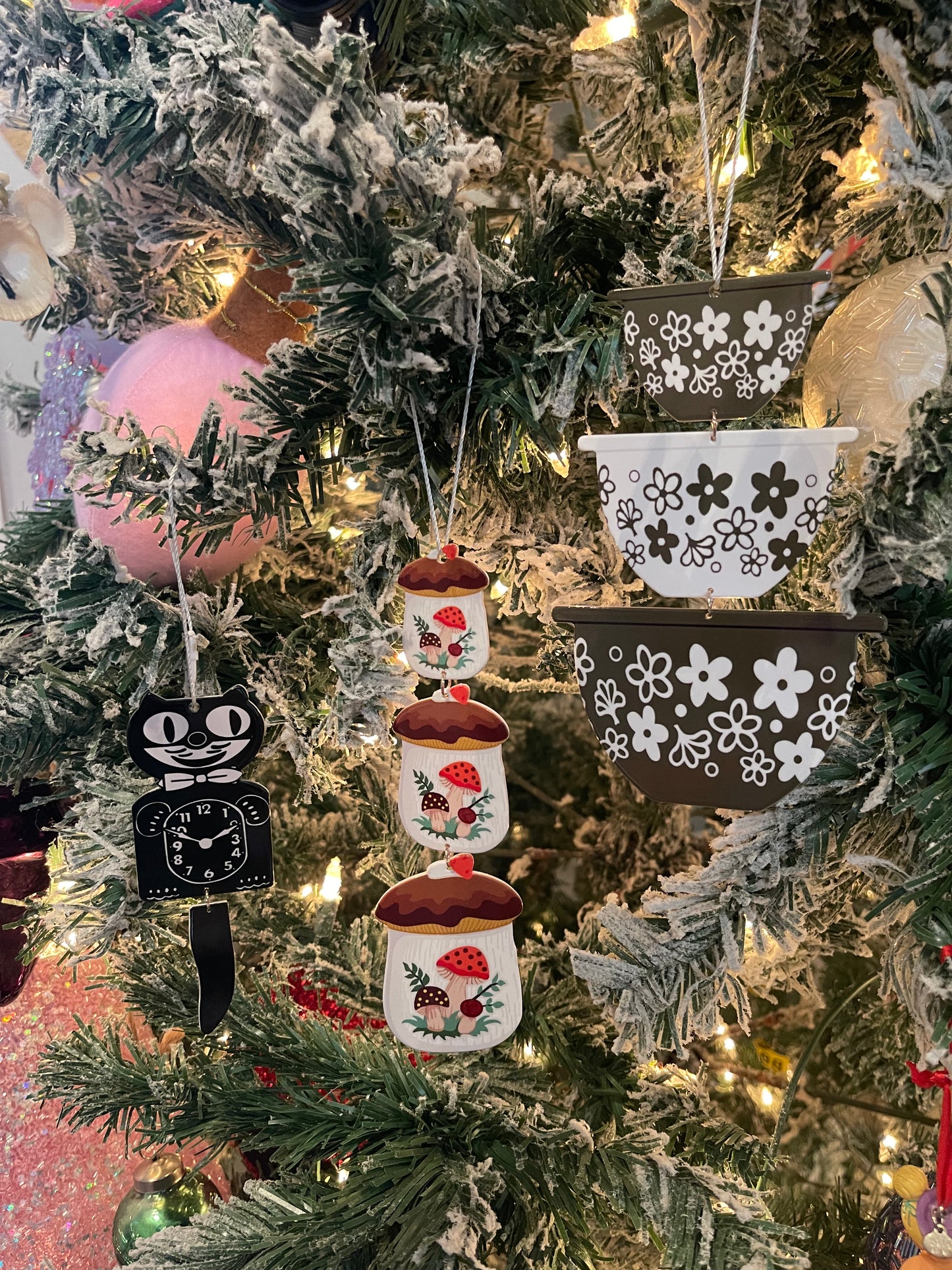 Retro Crazy Daisy Bowl Christmas Ornaments or Car Decor